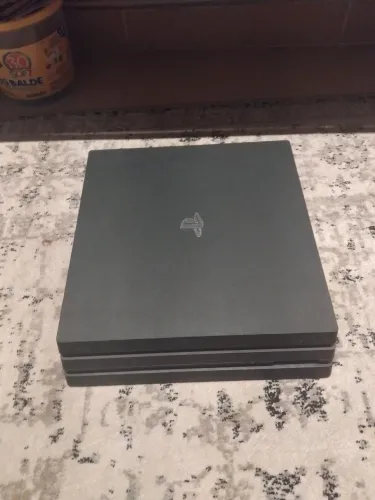 Ps4 pro, 850GB, 2 controles, 3 jogos físicos
