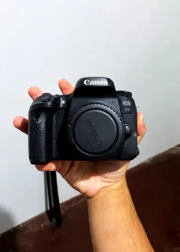 Câmera cânon 77d