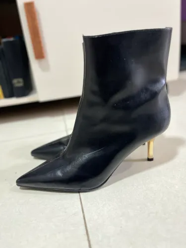 COTURNO C&A COM DETALHE DOURADO ? TAM. 39