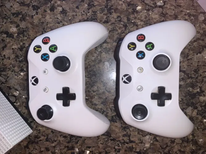 Xbox One S - 500gb 2 controles mal usado