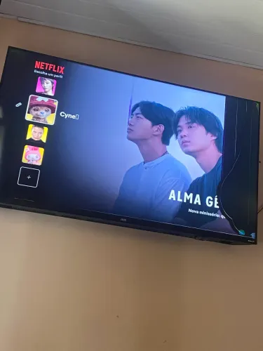 Vendo tv quebrada de 50 polegadas, vem com controle e pezinho