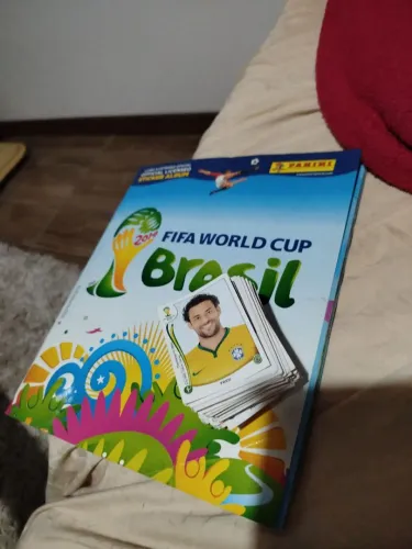 Álbum da copa 2014 no Brasil e várias figurinhas repetidas.