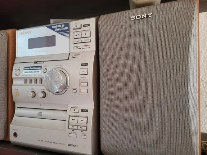 Aparelho de som vintage, precisando de alguns reparos, devido a está parado.