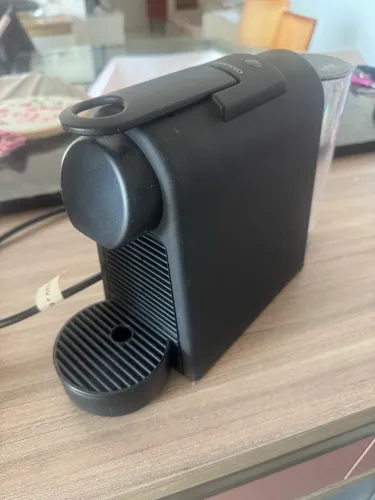 Cafeteira Nespresso Essenza Mini Preta
