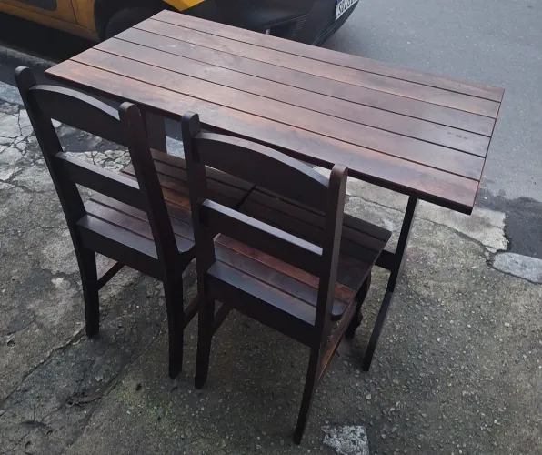 Mesa com 4 cadeiras de madeira maciça em bom estado  