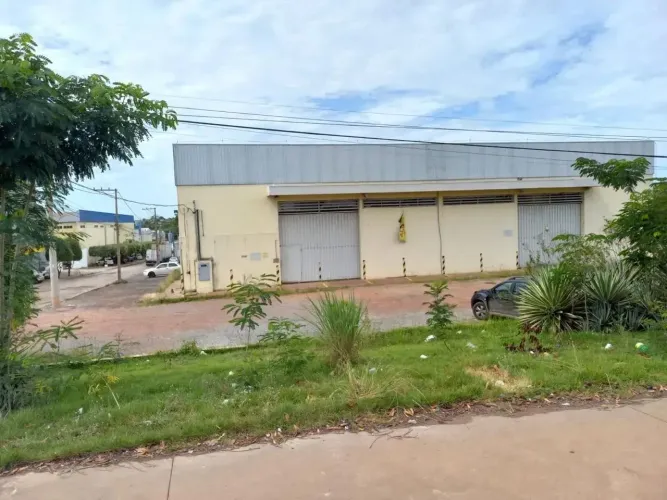 Salão comercial na avenida Fernando Correa