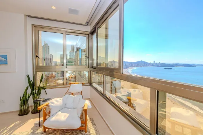Apartamento frente mar à venda no Ed. Apogee em Balneário Camboriú