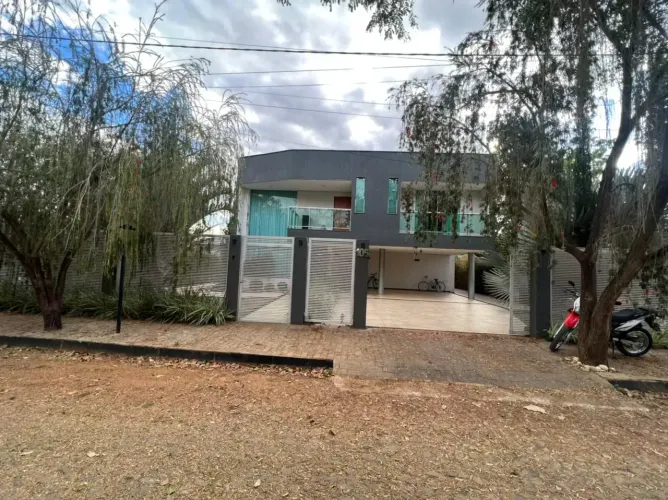 Casa em condomínio de 4 quartos com 2 suítes - 6 vagas