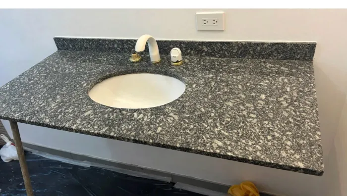 Vendo 2 pias  e 2 vasos  sanitários  branco 
