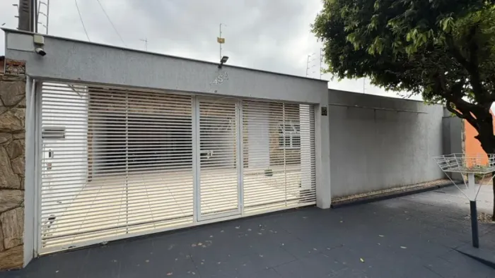 Casa à venda com 3 quartos e piscina na Zona Leste e Londrina, próximo a Avenida dos Pione
