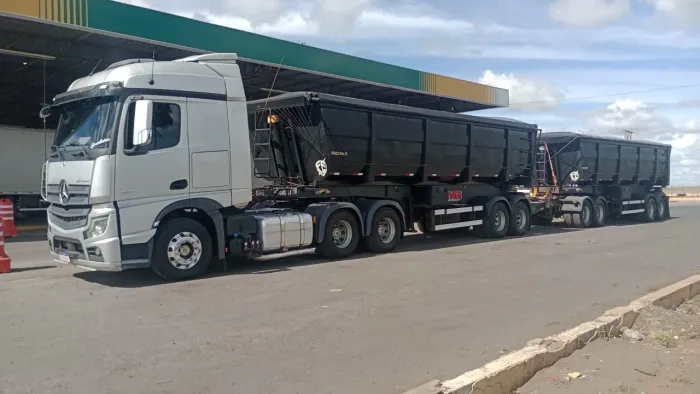 Conjunto Mercedes new actros mais carreta Fachine 