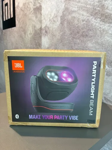 projetor de luzes portátil JBL PartyLight Beam.