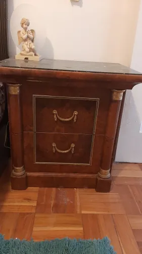 Mesa lateral / mesa de apoio clássica em madeira e mármore - peça de alto padrão