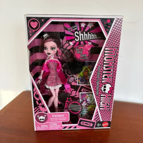 Draculaura Dawn of The Dance Repro - Monster High (Lacrada, pequenas avarias na caixa)
