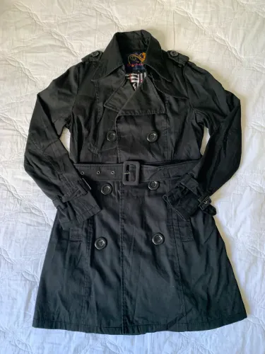 Casaco Trench Preto - Elegante, Versátil e Atemporal