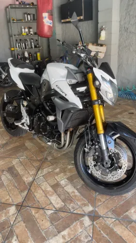 Gsr 750 impecável com pneus novos