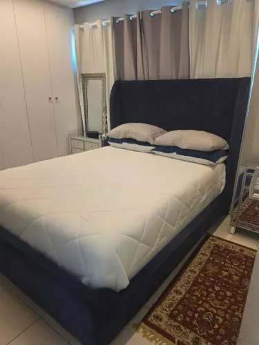 Base com cabeceira alta em veludo azul, para cama box, tamanho Queen. Trazida dos EUA.