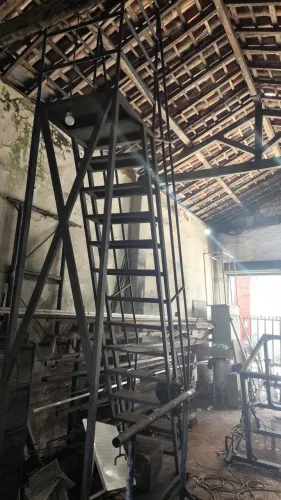 Escada, galpão, estoque , prateleiras