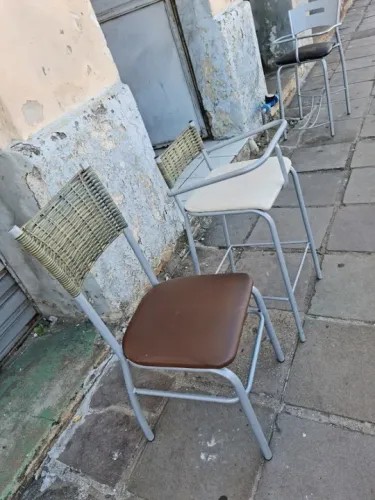 Cadeiras para restaurantes em ferro com acento almofadado.