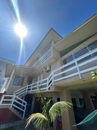 Ampla casa no bairro Village com piscina