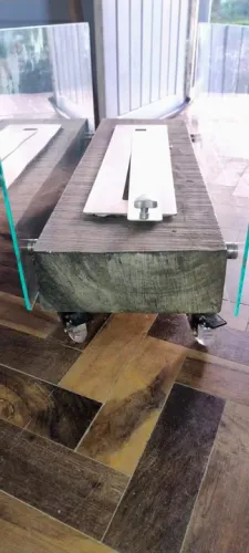 Lareira ecológica inox em madeira de lei, rodizios silicone com trava.