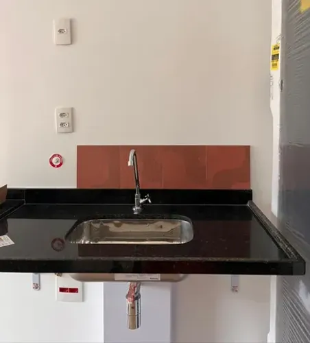 Bancada de cozinha com cuba de inox e sifão