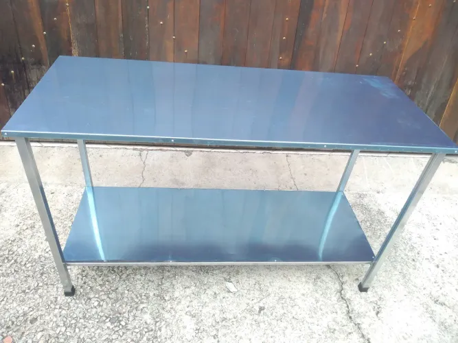 Mesa disponível em inox