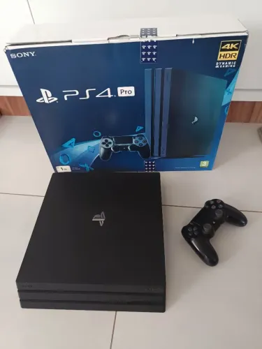 Playstation 4 PS4 PRO 1TB c/ 2 Controles + 1 Jogo
