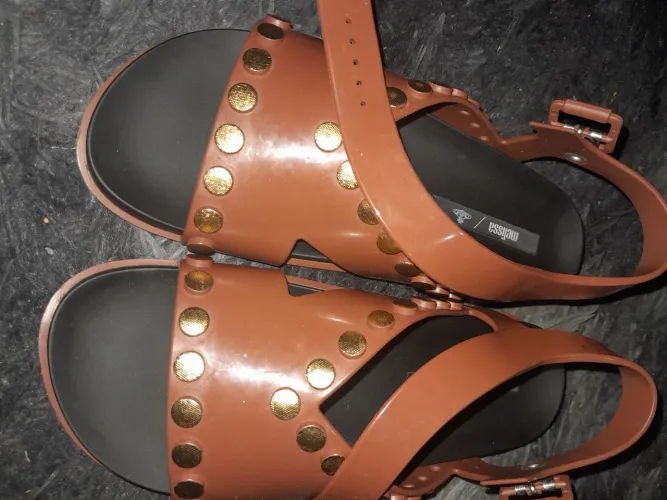 Sandálias Melissa com detalhes em dourado