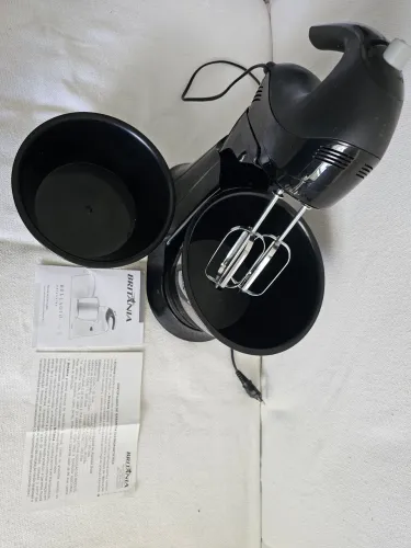 Batedeira Britânia, 110v, 320w, 2 bacias - condição de nova