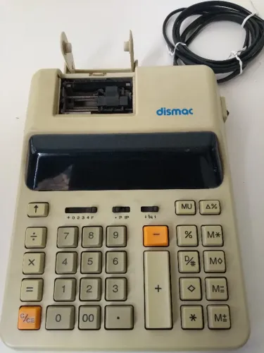 Máquina de somar elétrica, marca Dismac e Sharp, modelo Compet CS-2612. Cabo longo. Bi-vol