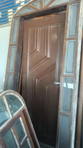 Porta de madeira com portal em excelente estado