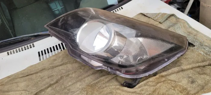 Farol Esquerdo Montana Agile máscara negra