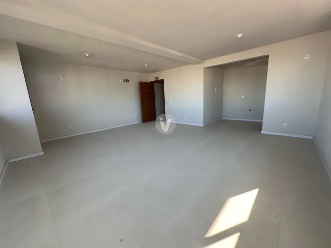 Sala comercial à venda, localizada entre as faixas, no centro de Camobi!