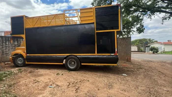 TRIO ELÉTRICO Completo c/ Gerador Interno - Excelente p/ Eventos | R$ 490.000