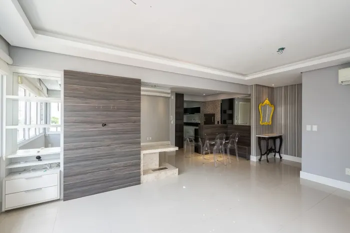 Apartamento semimobiliado para alugar no Passo da Areia com 2 quartos (1 suíte)