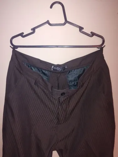 Calça social INVERSÃO PREMIUM. Marrom padrão listrado. TAMANHO 44.