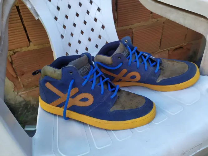 Tênis Masculino Azul com Detalhes em Amarelo