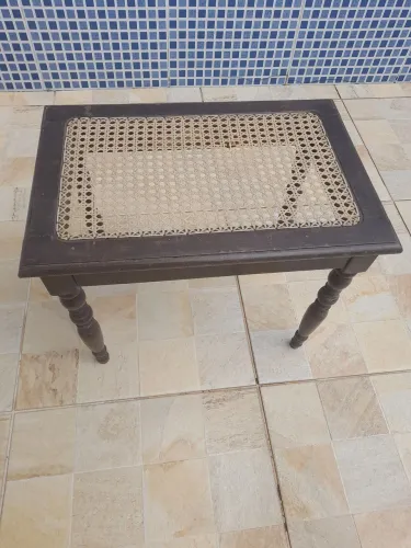 Banquete ou mesinha em.palhinha trançada 