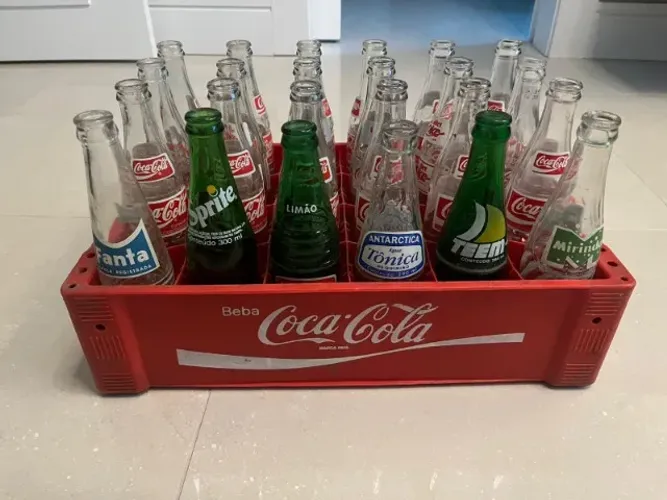 Antiga coleção de garrafas de vidro de refrigerante