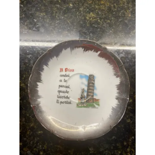 Prato com cena italiana de Pisa.