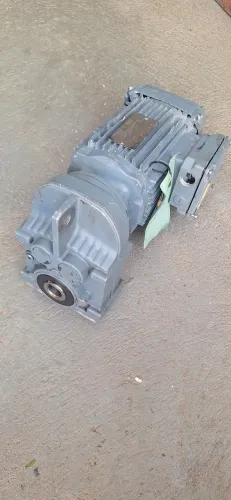 Motoredutor trifásico 1 cv redução 1/ 33.