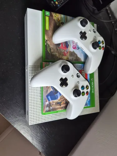 Xbox one S 1 TB 2 controles
