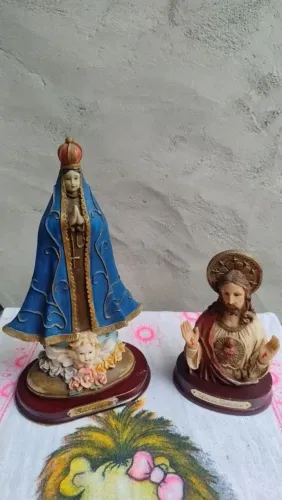 2 imagens religiosas "nossa senhora Aparecida" e "sagrado coração" em resina 