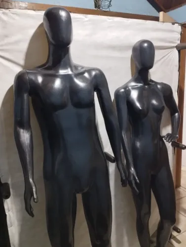 Manequim masculino e feminino à venda - preço a combinar.