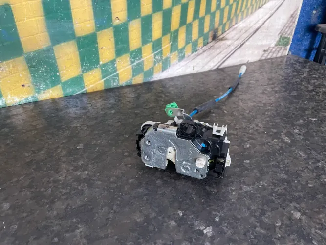 Tranca fechadura porta traseira direita fiat fastback audace 2023 522071190