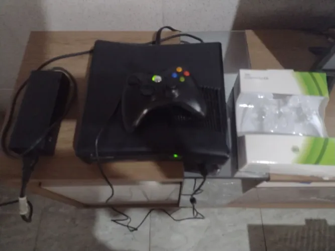 Xbox 360 com controle e jogos (só venda)