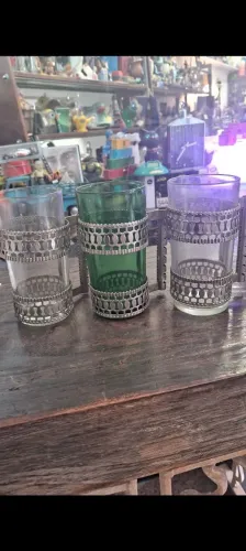 3 Lindos e antigos copos com suporte 