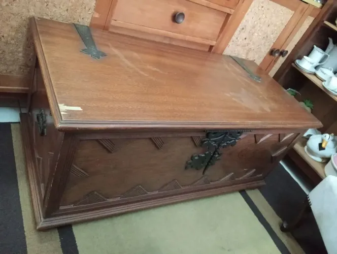 Baú de madeira antigo