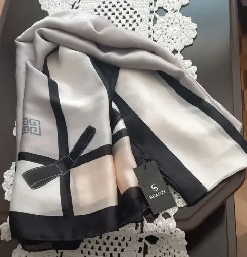 Lenço Elegante Cor Neutra (novo)